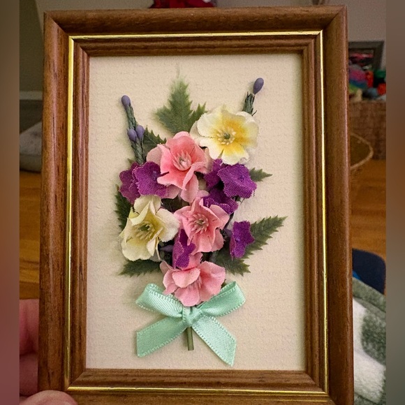 3D Floral Framed Miniature Made in Scotland 5” Tall 3.5 “ Wide Tiny Bouquet - Picture 4 of 4